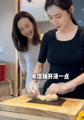 秋瓷炫和王鸥学做紫菜包饭 边聊边做气氛十分融洽