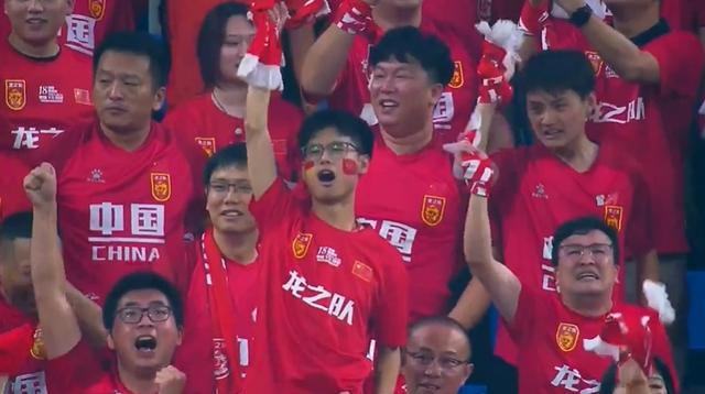 2-1！国足赢了：张玉宁哭成泪人，球迷狂欢，延续37年纪录